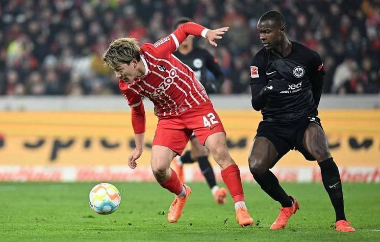 1xBit体育地址-弗赖堡输球，教练怒斥球队表现不力