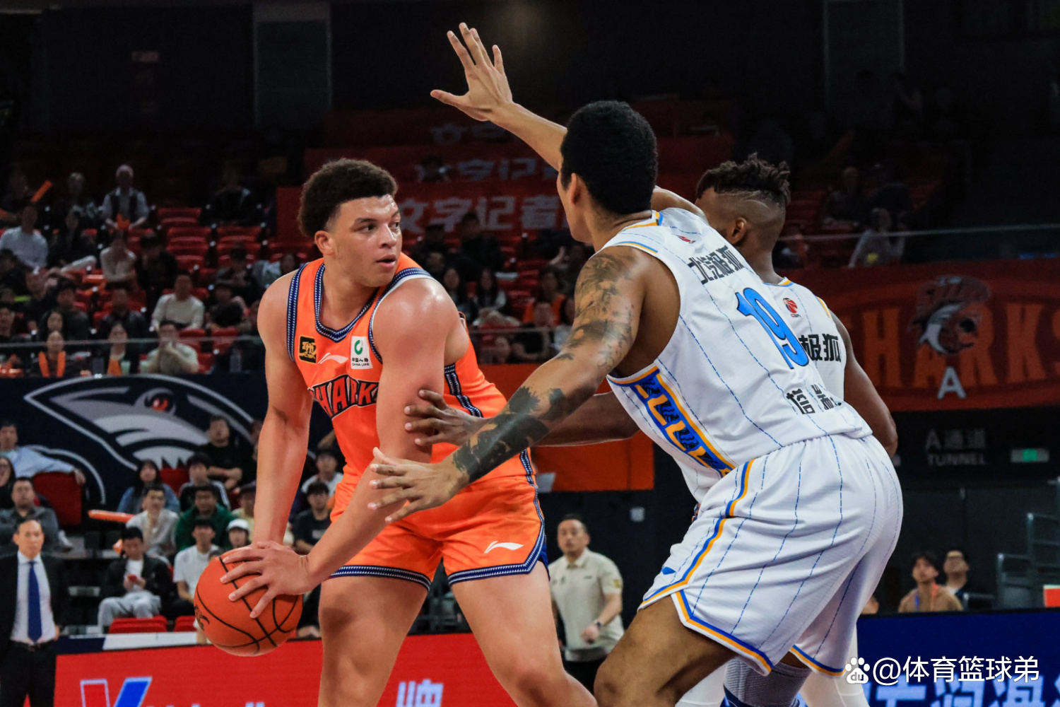 1xBit体育官网app-关于外援之间的对抗成为职业篮球联赛一大看点的信息